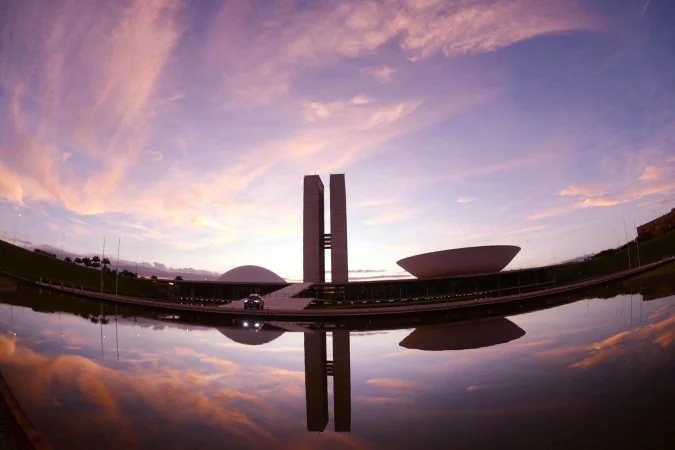 Pessoa assinando ficha de filiação partidária