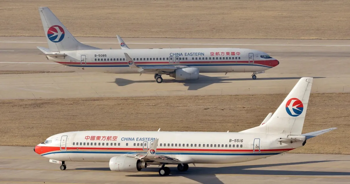 Aviao no solo em terminal vazio