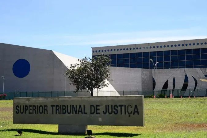 auditório externo do STJ durante conferência de direito tributário
