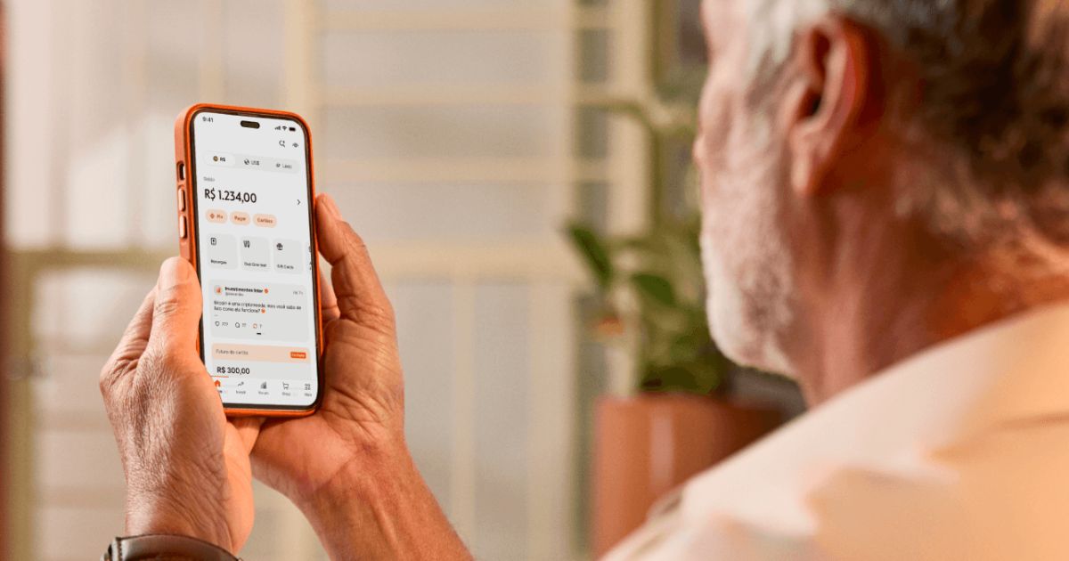 Clientes usando aplicativo bancário em smartphone