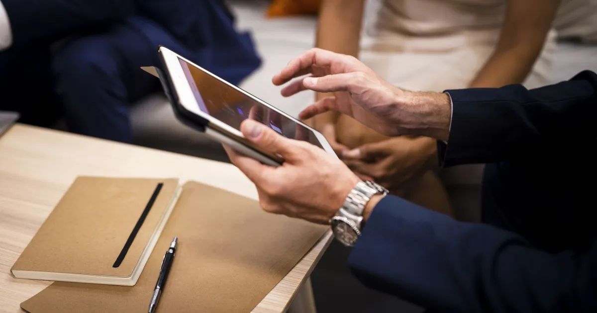 Pessoa usando aplicativo bancário no celular