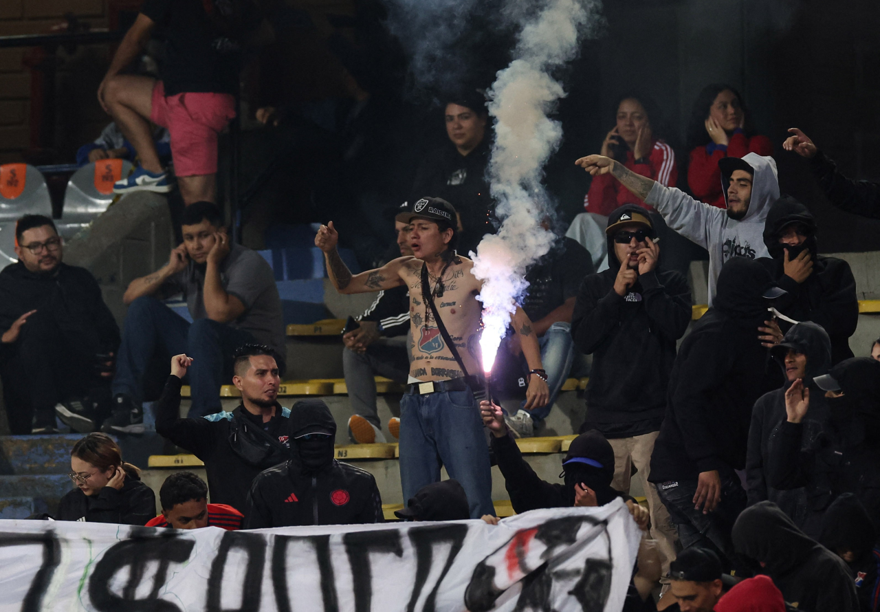 Torcedores invadem o campo no Atanasio Girardot