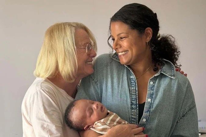 Kassandra Bacon com o filho Landon após nascimento