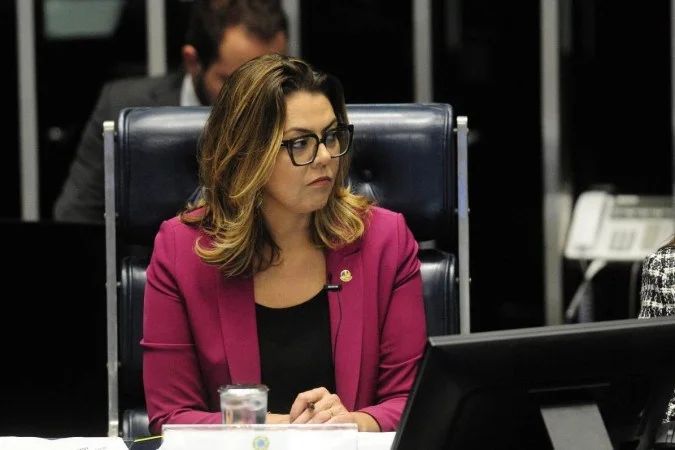 Parlamentares em reunião da comissão especial sobre a MP