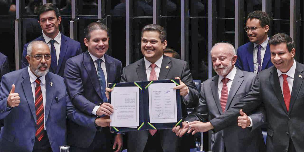Plenário do Congresso durante promulgação da emenda sobre jornada de trabalho