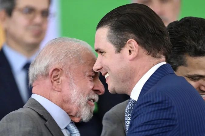 Deputados reunidos em comissão especial na Câmara