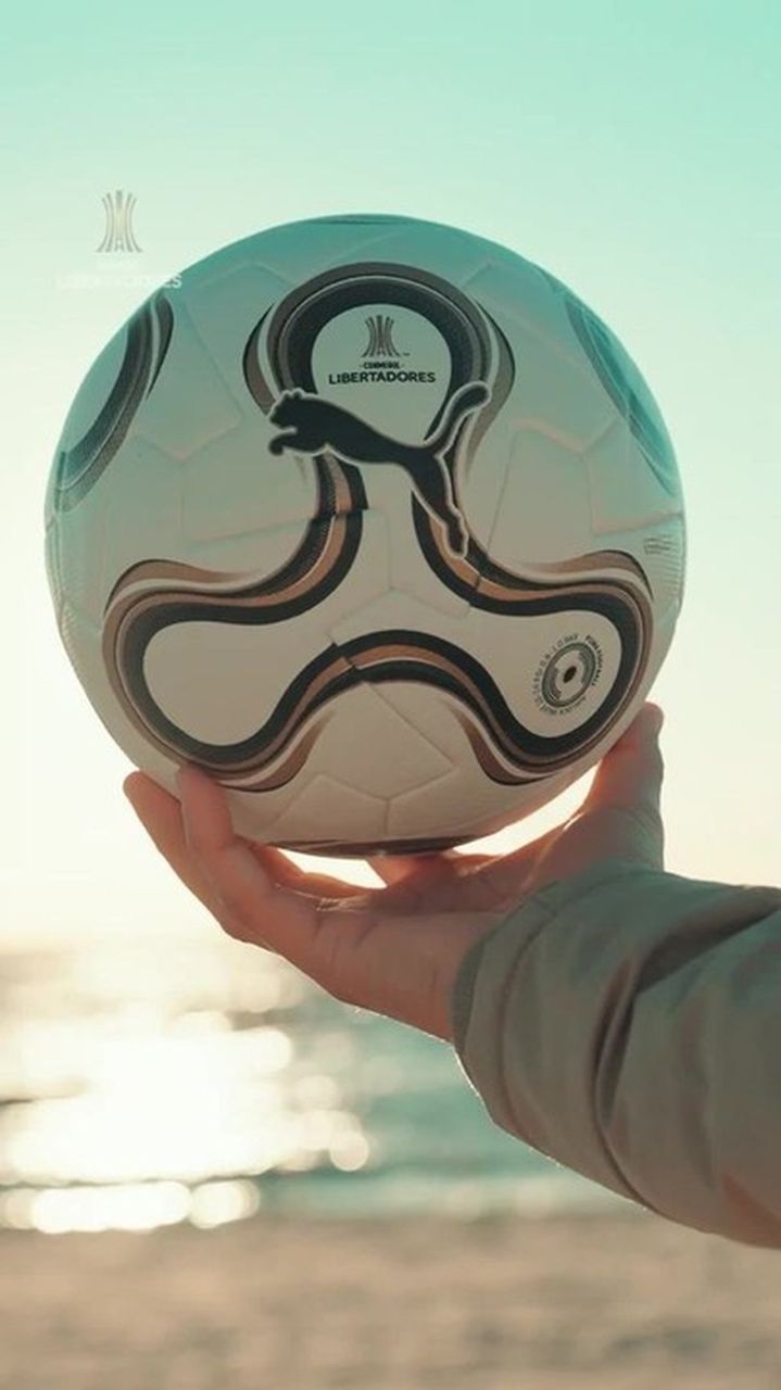 Bola oficial preta e dourada da final da Libertadores 2026