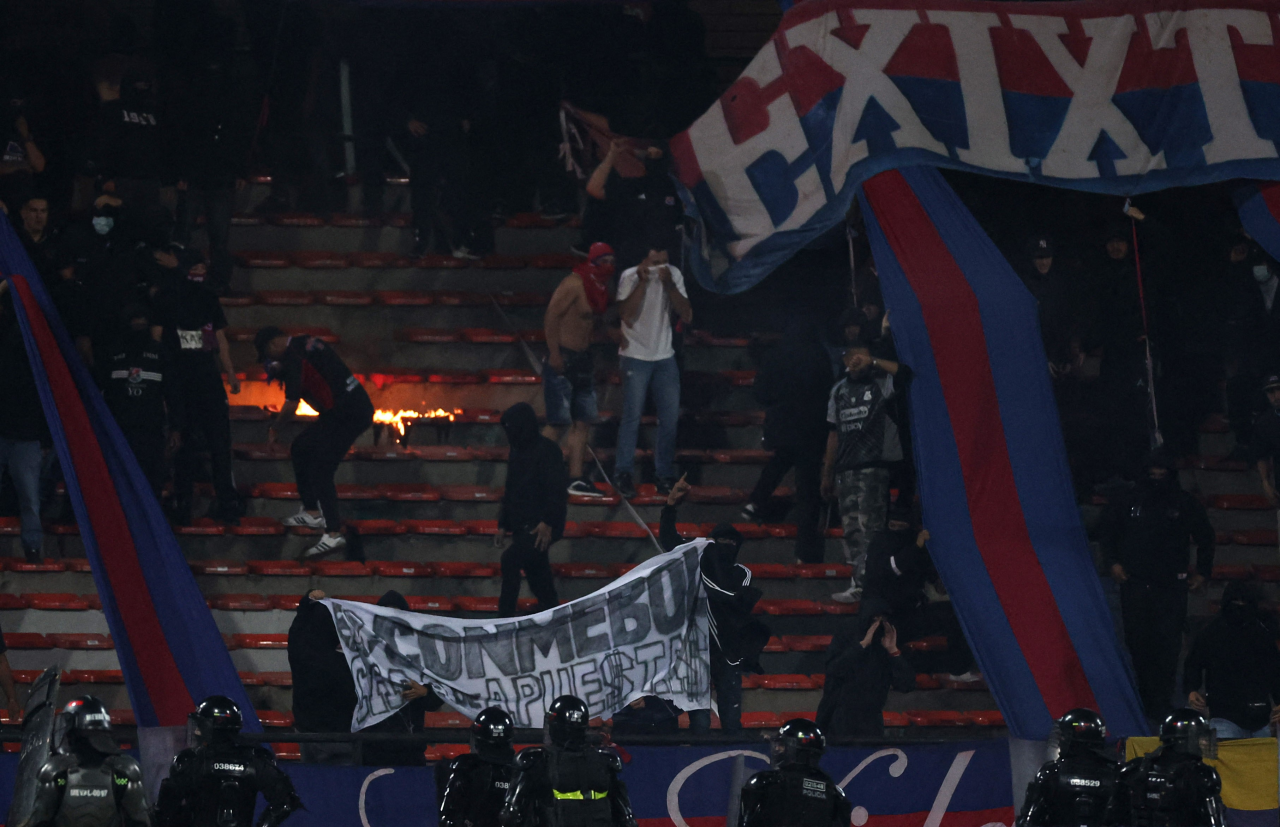 Torcedores invadem o gramado do Atanasio Girardot