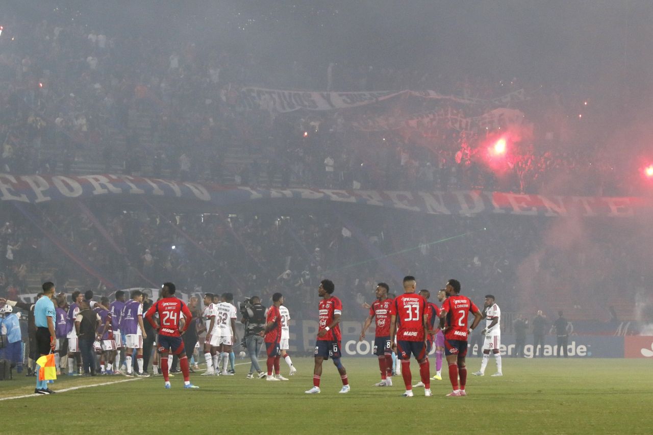 Torcida do Independiente Medellín antes de confusão no estádio