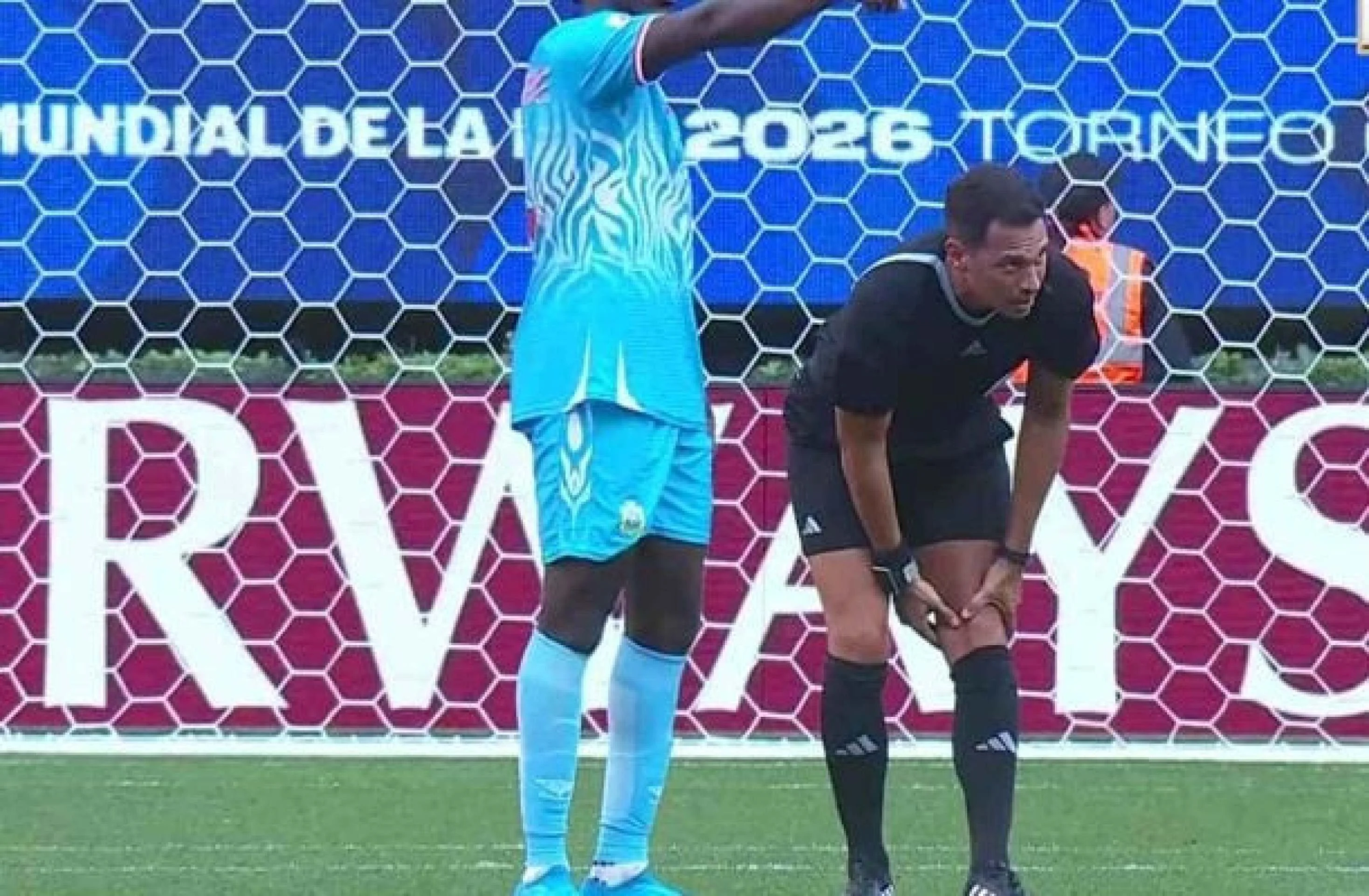 Árbitro Maximiliano Ramírez apitando partida