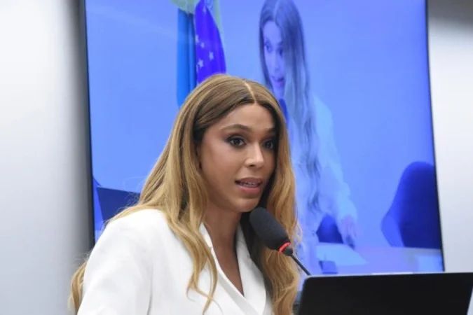 Erika Hilton durante sessão na Câmara dos Deputados