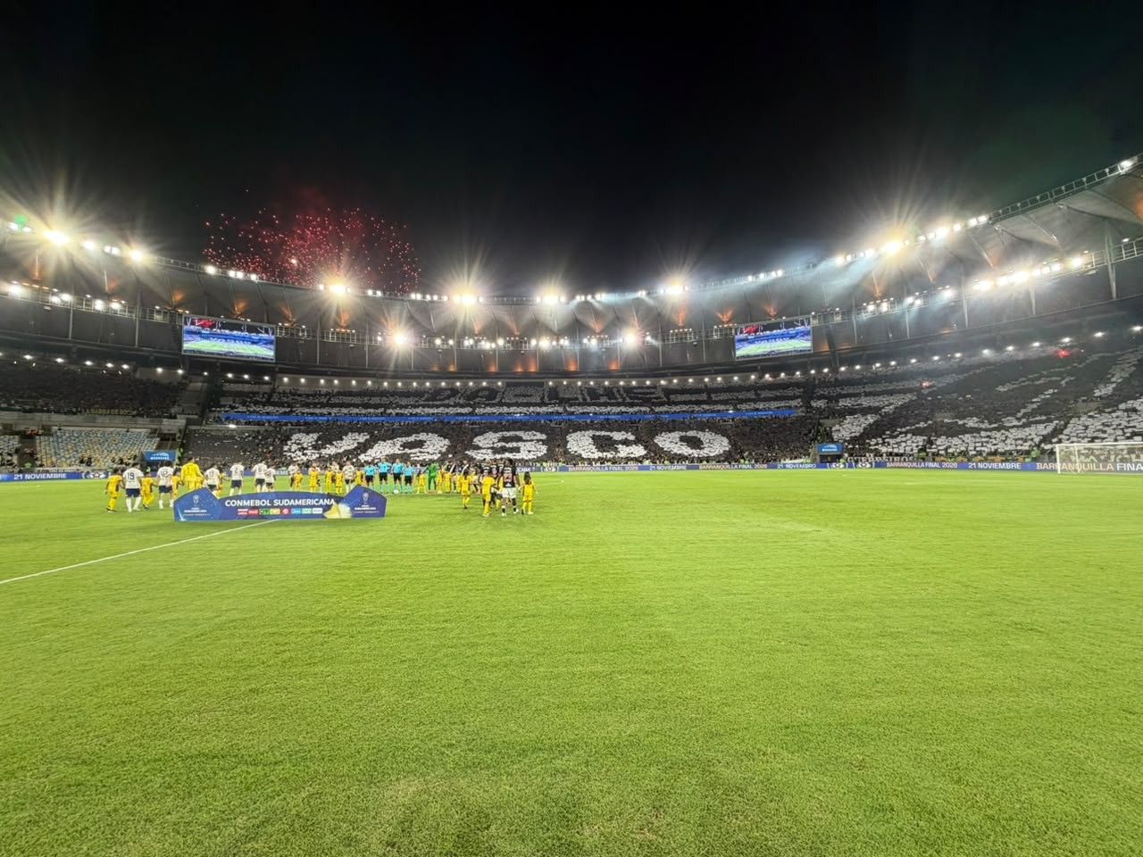 Torcida do Vasco com mosaico no Maracanã