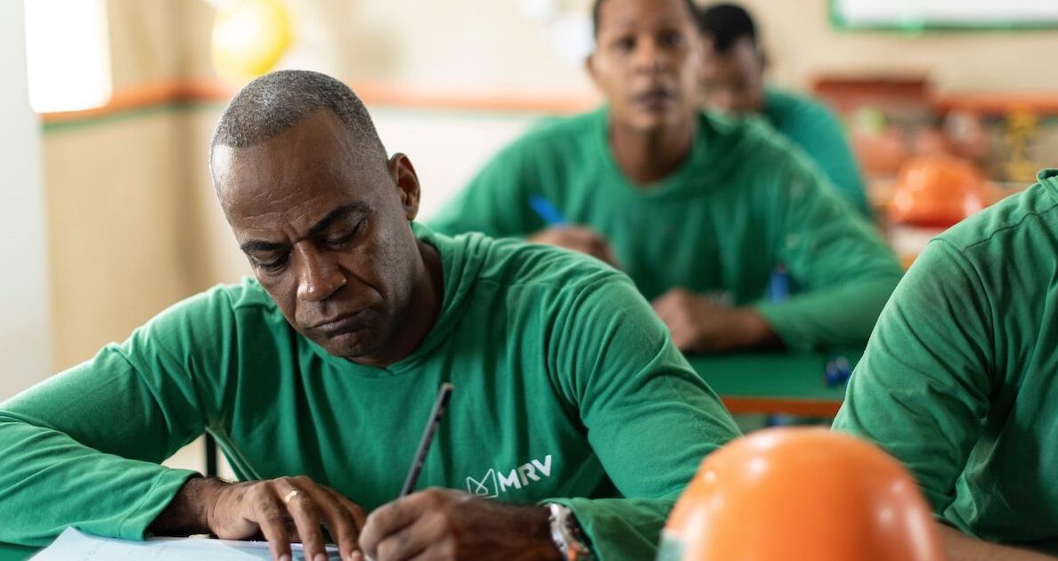 Operarios em canteiro de obras