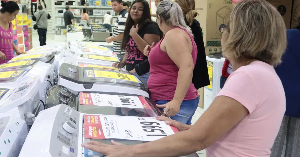 Consumidores em rua comercial