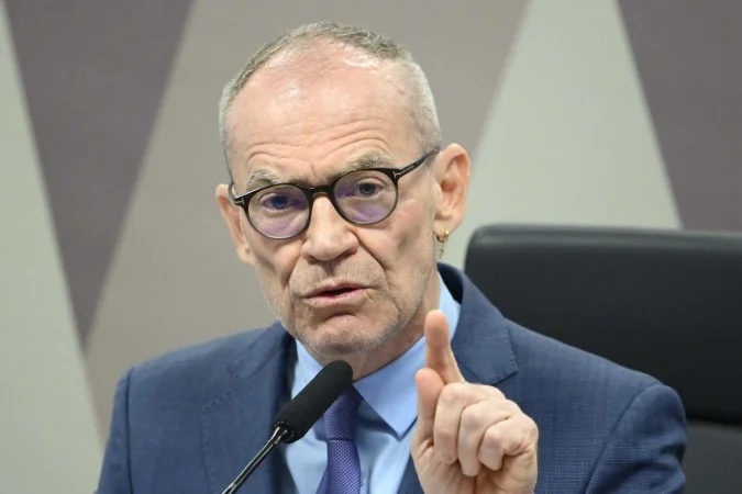 Senador Fabiano Contarato durante sessão da CPI do Crime Organizado