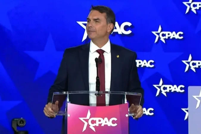 Flávio Bolsonaro discursa no Senado