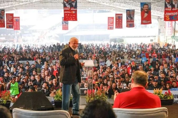 Convencionais reunidos em salão durante ato partidário