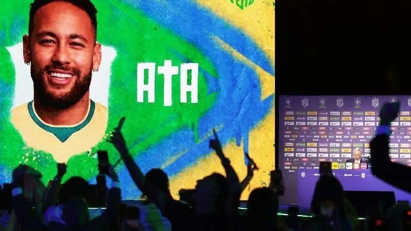torcedores assistindo jogo no ambiente de trabalho