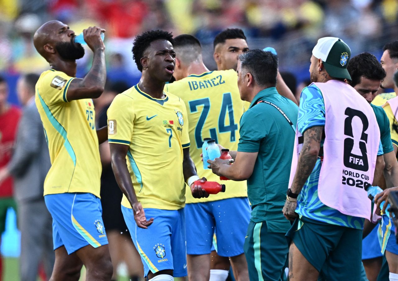 Jogadores em pausa para hidratação durante partida da Copa 2026