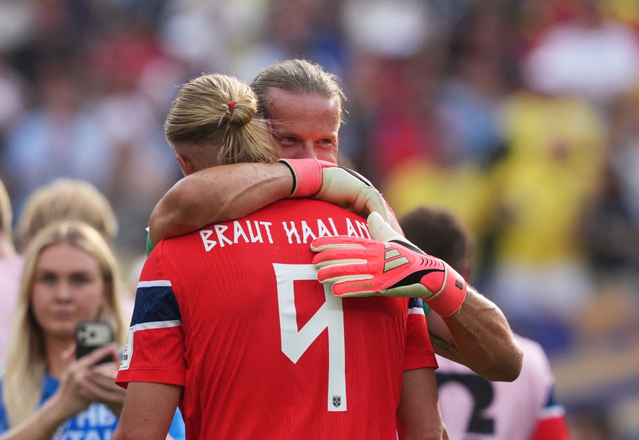 Haaland e Nyland celebram vitória da Noruega sobre o Brasil