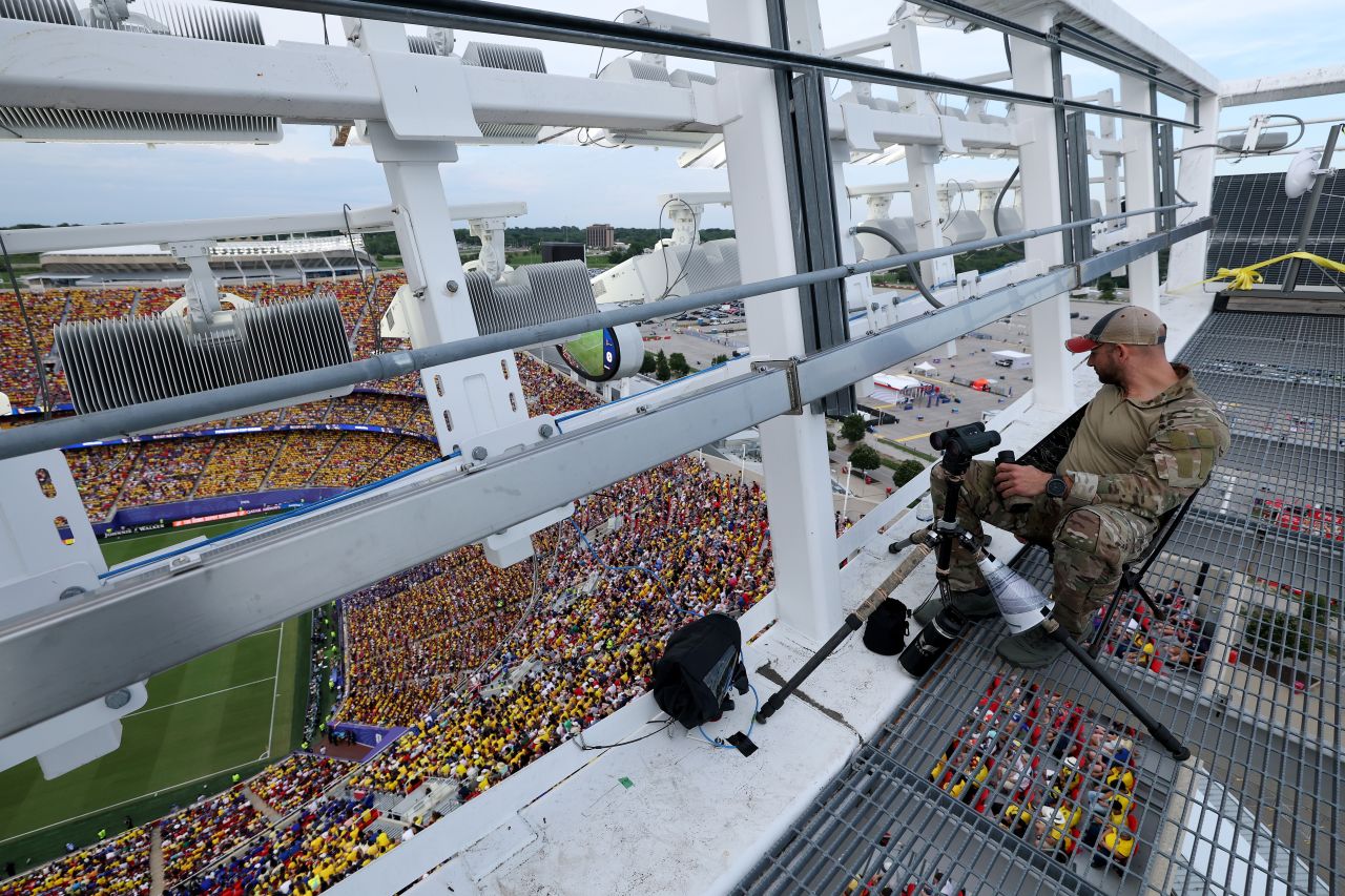 Sniper no estádio durante jogo da Copa
