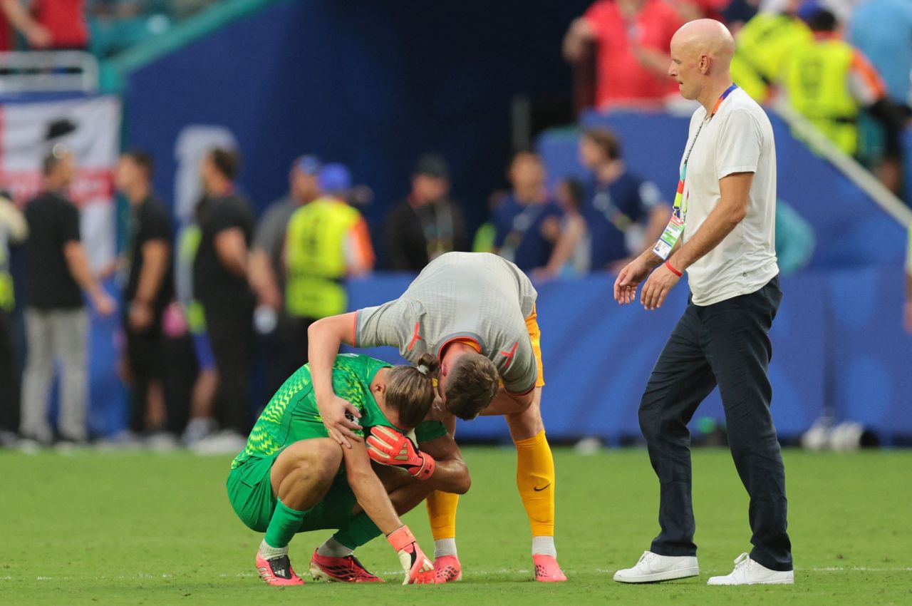 Dean Henderson consolando Orjan Nyland após partida