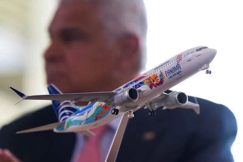 Avião da Copa Airlines na pista