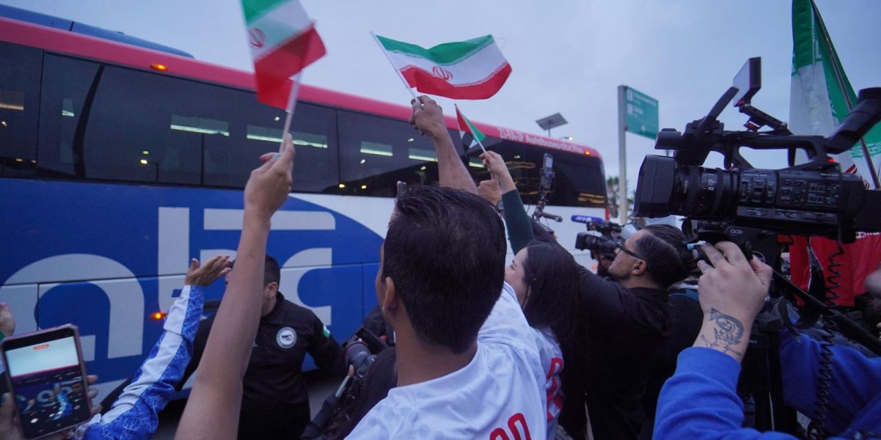 Torcedores iranianos em busca de ingressos