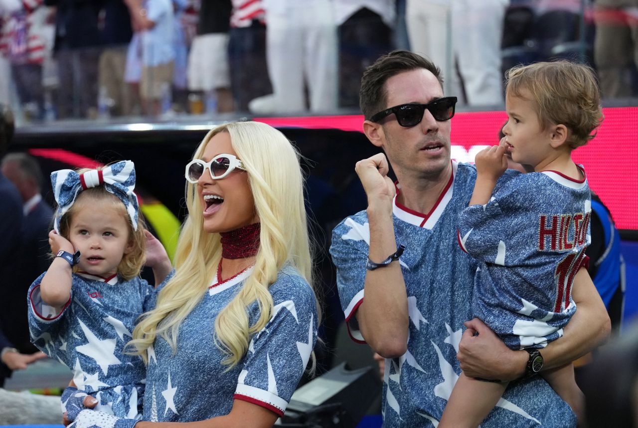 Famosos assistindo a partida da Copa no estádio