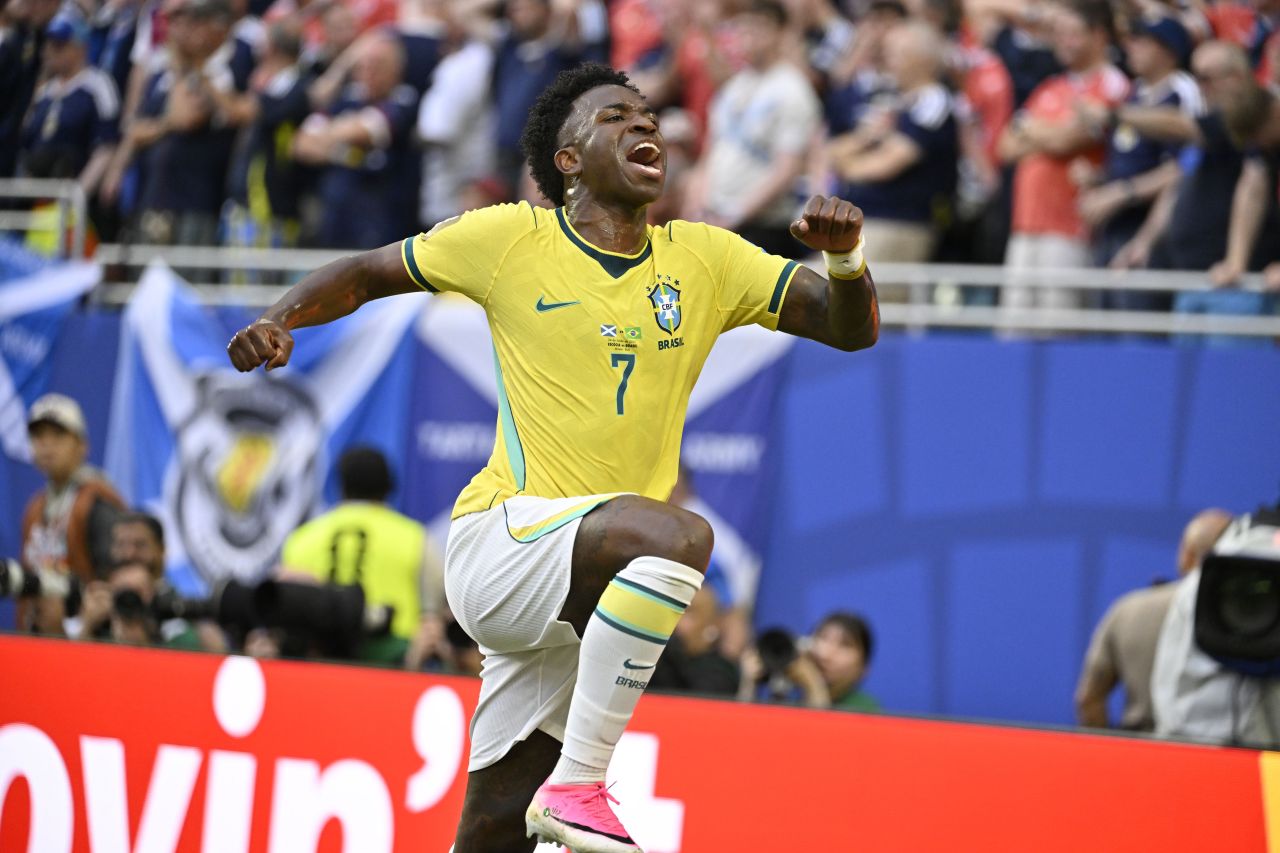 Jogadores em ação durante jogos da fase de grupos da Copa