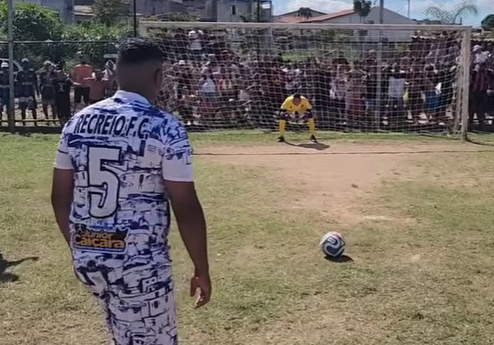 Final da Copa Vila Barros em Guarulhos entre Vila Brisa e Recreio no campo do Rubro Negro, com empate 2x2 decidido nos pênaltis e goleiro Richard em destaque.