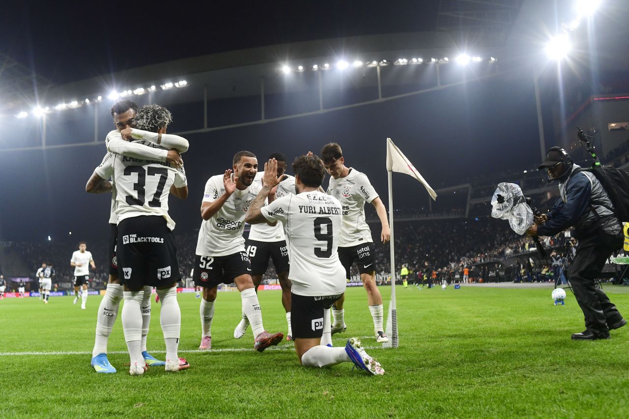 Corinthians comemora gol contra o Remo
