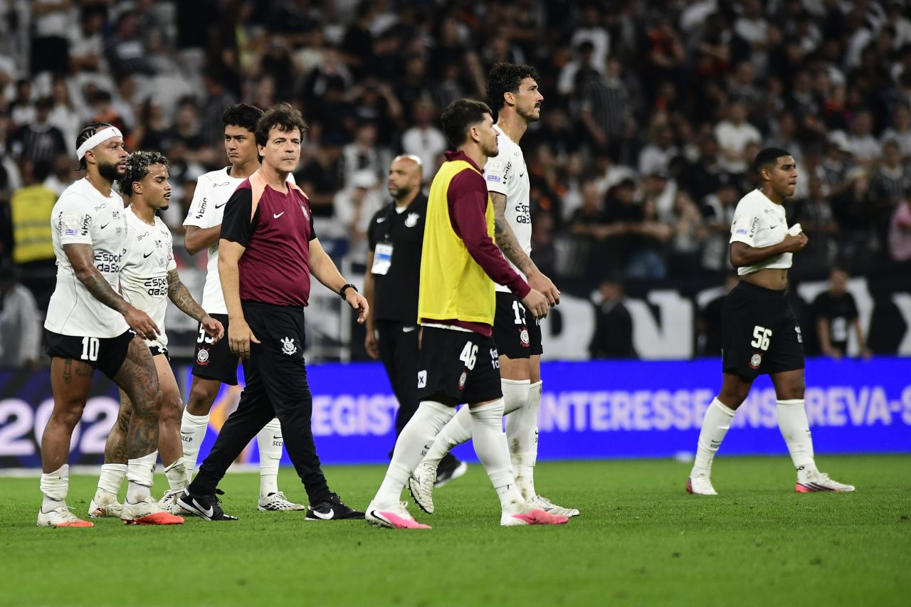 Diniz e jogadores do Corinthians após derrota