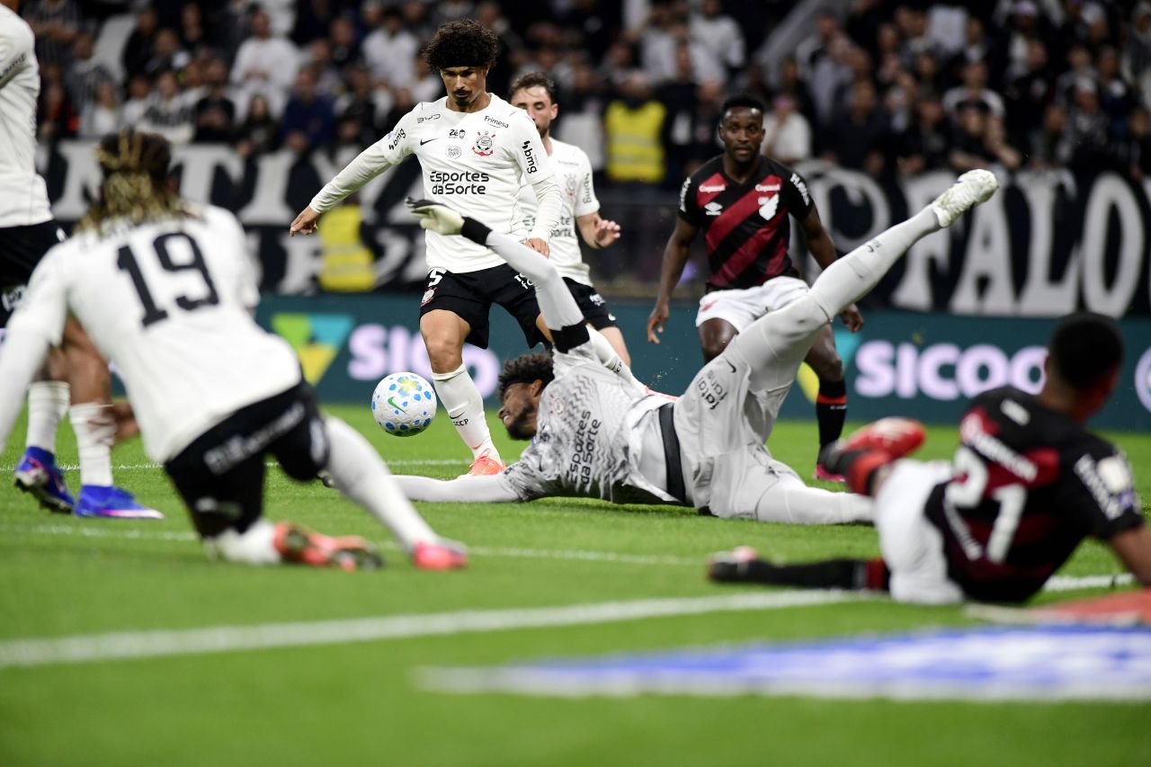 André Ramalho e Hugo Souza durante Corinthians x Athletico-PR