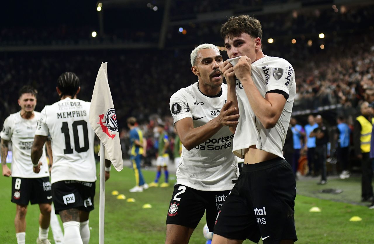 Breno Bidon comemora o gol do Corinthians contra o Rosario Central