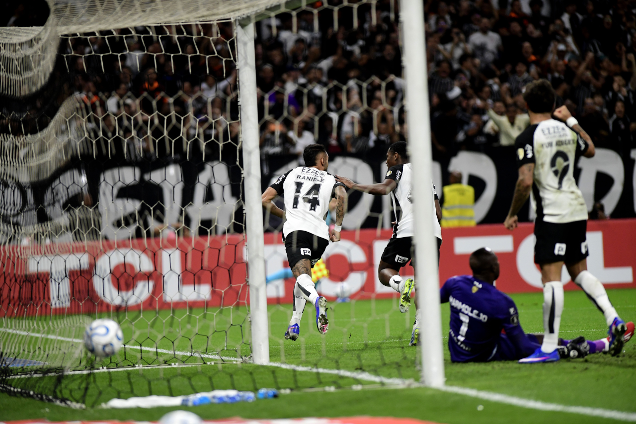 Gustavo Henrique cabeceia em jogo do Corinthians