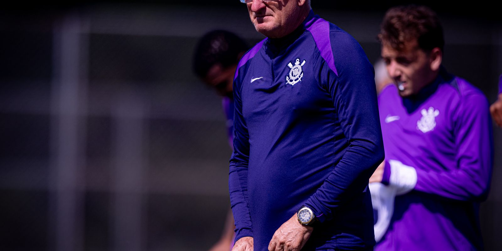 Dorival Júnior no banco durante partida