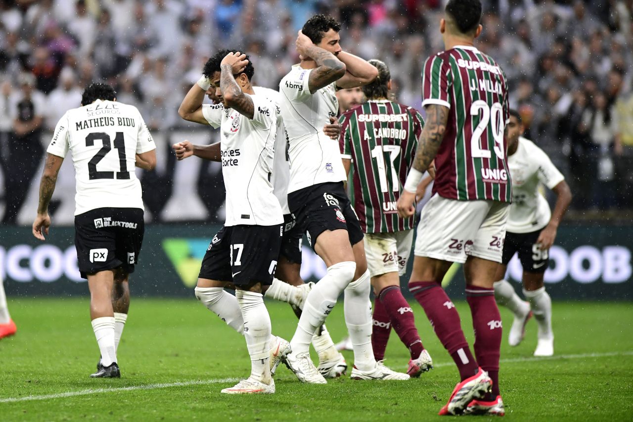 Jogadores do Corinthians após gol do Fluminense na Neo Química Arena