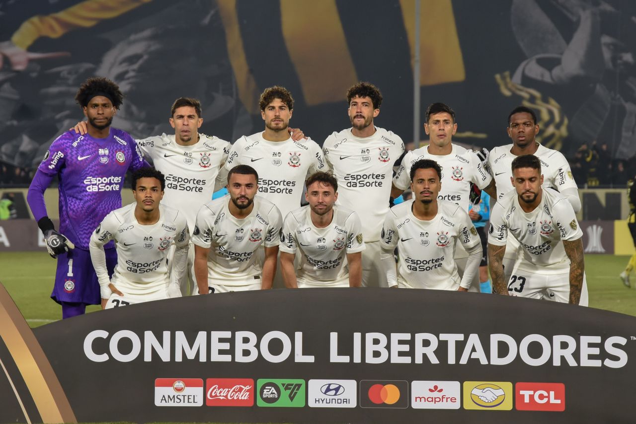 Time do Corinthians no gramado em Montevidéu