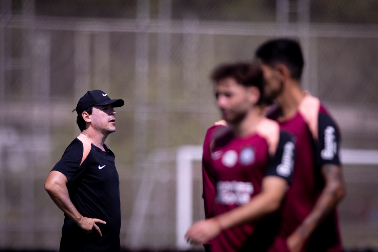 Fernando Diniz em treino do Corinthians no CT Joaquim Grava