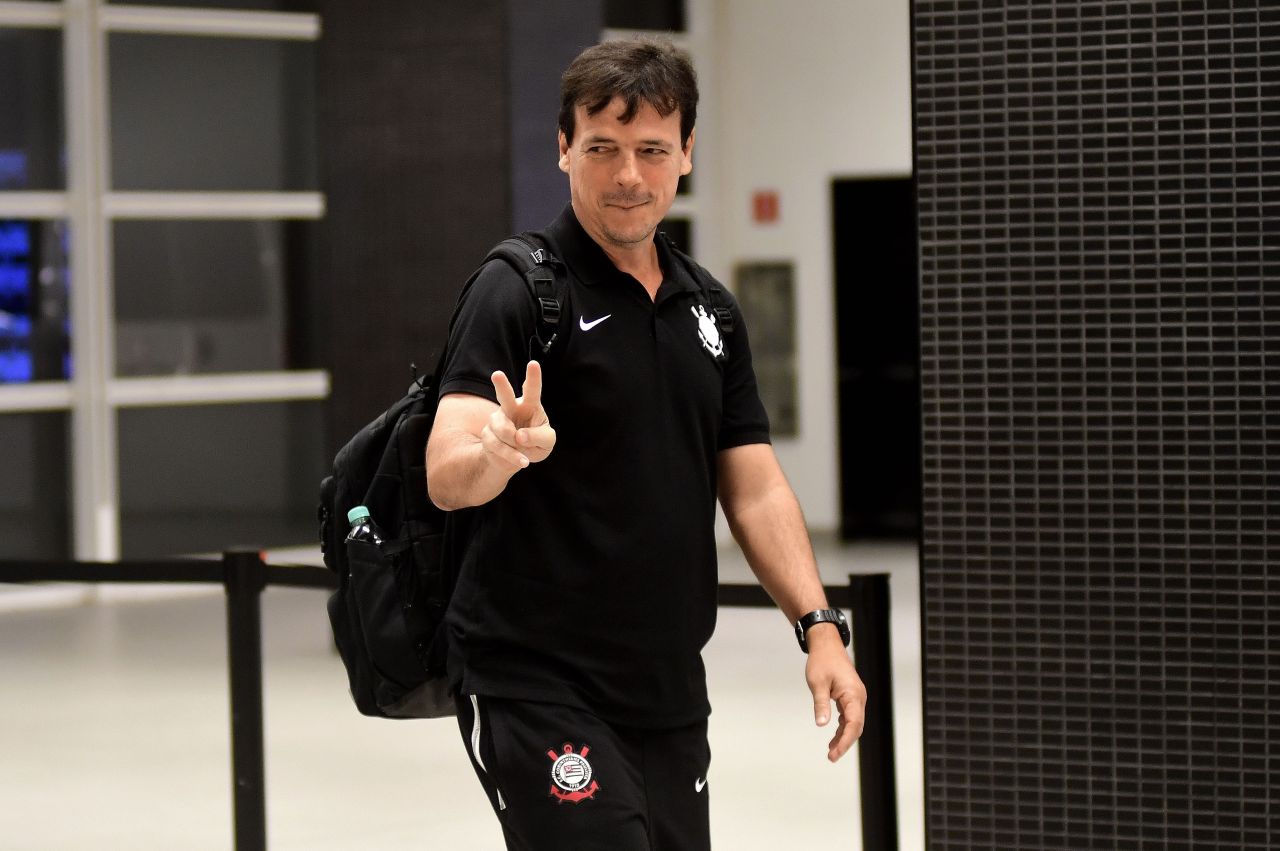 Fernando Diniz chegando à Neo Química Arena