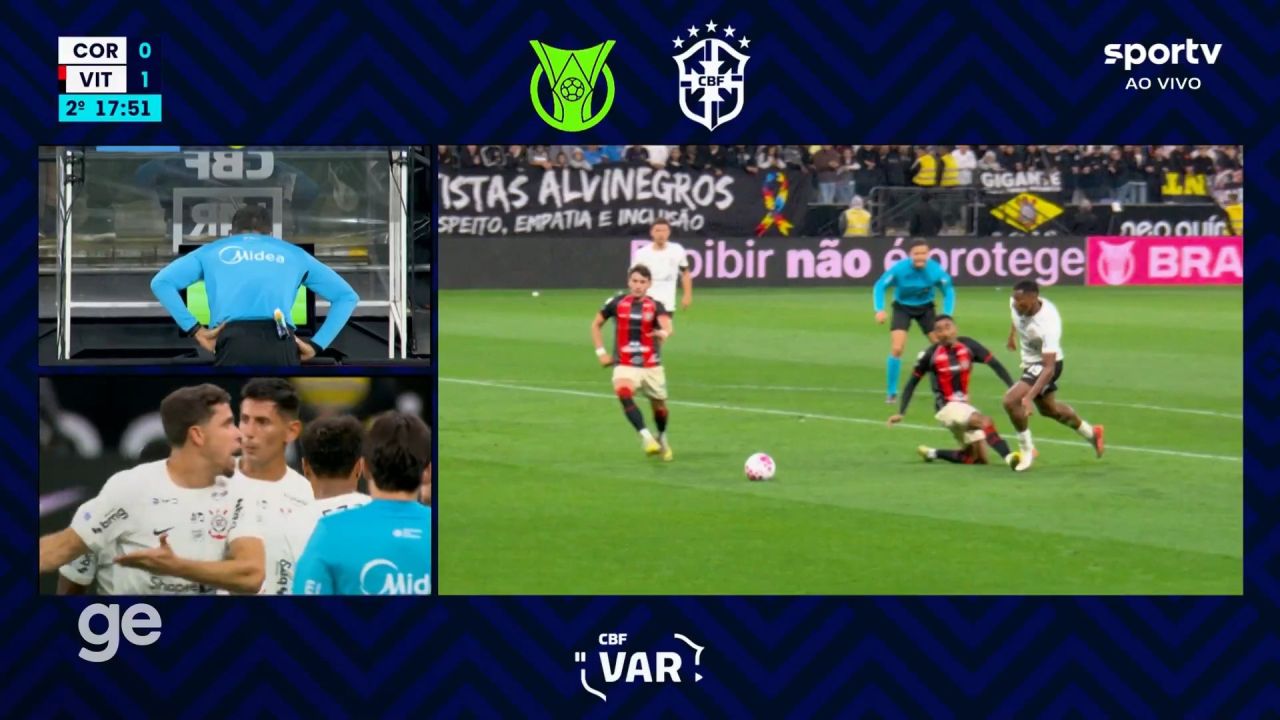 André caindo na área após contato com zagueiro do Vitória