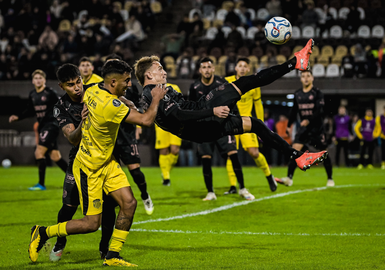 Empate Platense 1 a 1 Peñarol que garantiu vaga do Corinthians