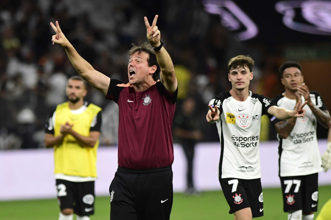 Fernando Diniz comemorando durante jogo do Corinthians