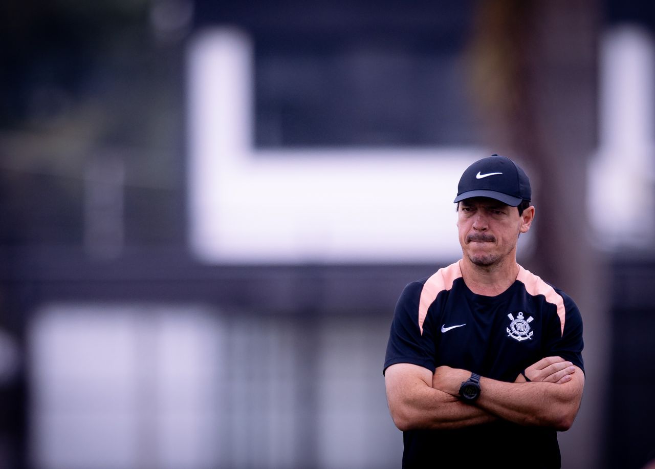Fernando Diniz acompanha treino do Corinthians no CT Joaquim Grava