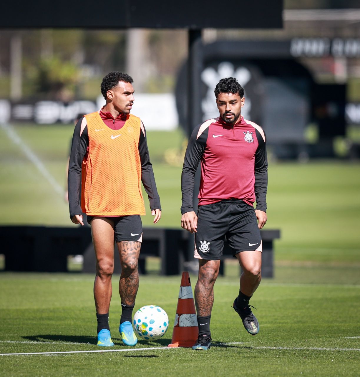Matheuzinho e Matheus Bidu em treino do Corinthians