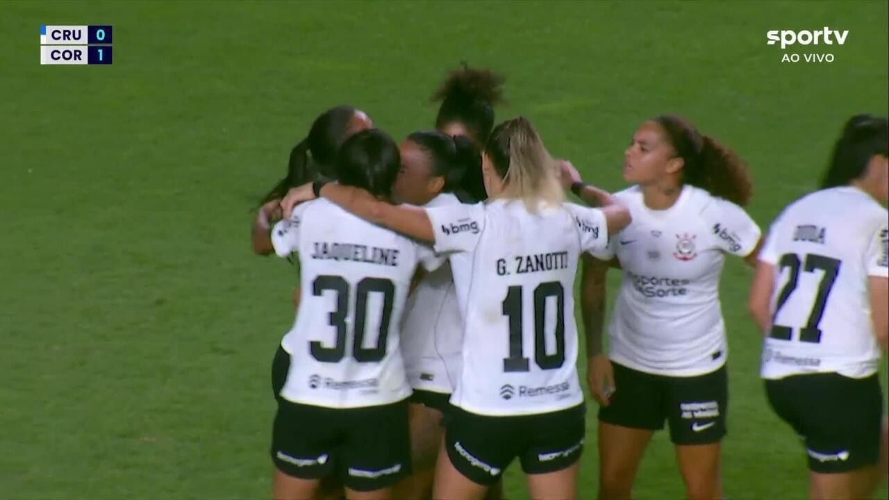 Thaís Regina exibindo hidratante para as câmeras durante o hino