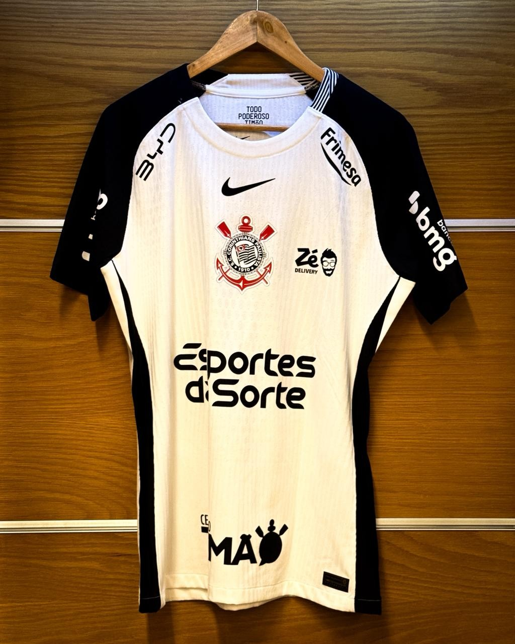Camisa do Corinthians em vestiário