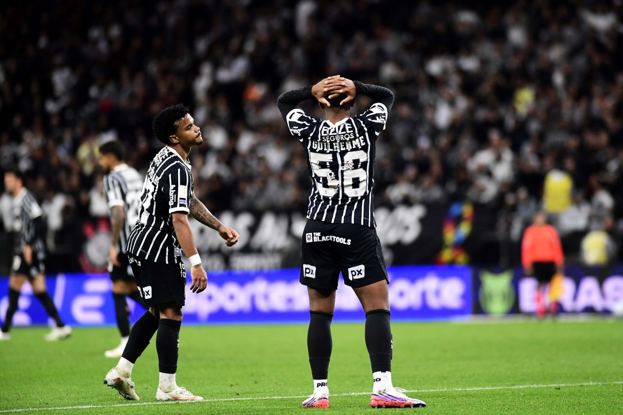 Jogadores do Corinthians lamentam durante partida contra a Chapecoense