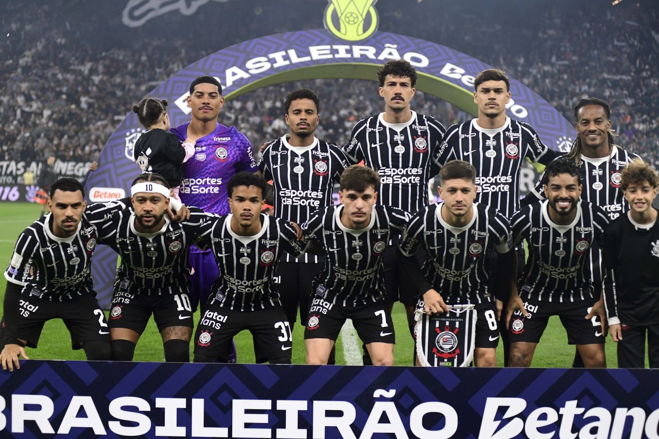 Jogadores do Corinthians no gramado após derrota para a Chapecoense